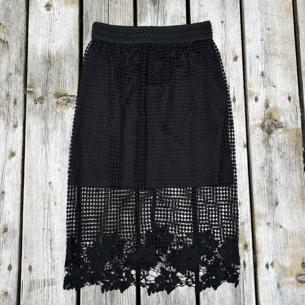 Forever 21⎪Black Knee Crochet Skirt